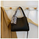 شنطة يد سوداء أنيقة بتصميم عصري وشريط ملون - KSA